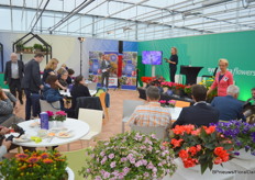 Een uitstekende volgorde: eerst eten, dan de ceremonie, vervolgens een toetje. Enfin, de microfoon is voor voorzitter van de avond Simone van Trier.